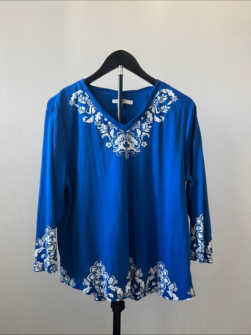 Chico's Royal Blue V‑Neck Long Sleeve Top with White Floral Pattern